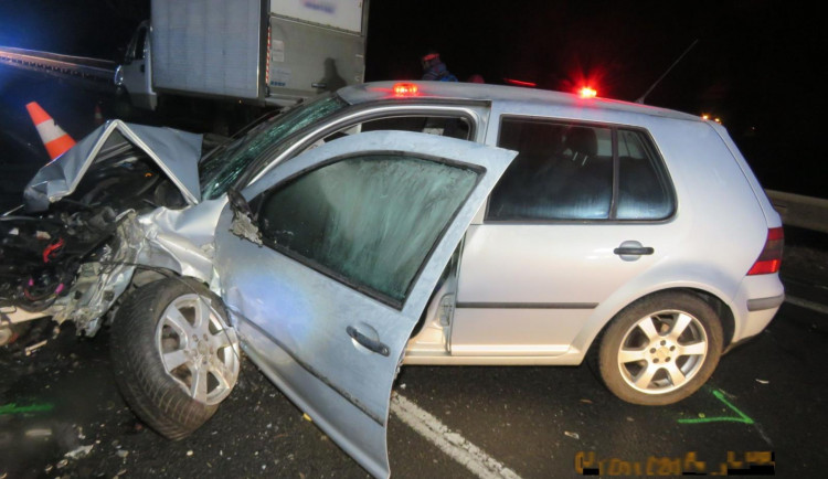 Opilý řidič osobáku naboural čtyři auta, škoda je tři sta tisíc