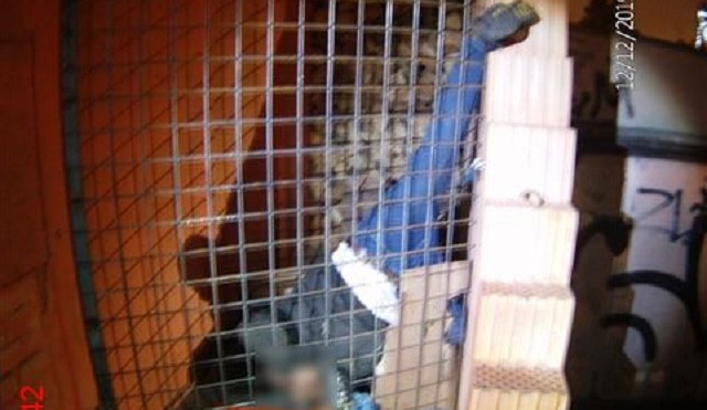 Muž se chtěl vyspat ve výklenku u obchodu v Brně, zůstal však viset hlavou dolů na mříži