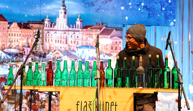 FOTO: Flaškinet to na budějckém náměstí rozparádili na kytaru a flašky