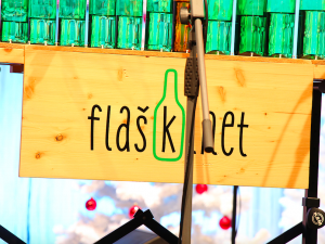 Flaškinet to na budějckém náměstí rozparádili na kytaru a flašky