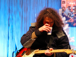 Flaškinet to na budějckém náměstí rozparádili na kytaru a flašky