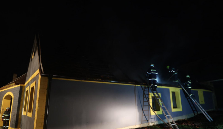 Noční požár střechy rodinného domu