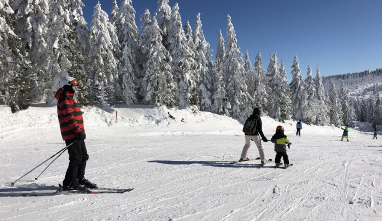 Začátek zimní sezony se ve skiareálech posouvá, začít lyžovat by se mohlo za týden