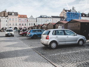 Neděli bez aut na budějckém náměstí někteří řidiči nerespektují, odtahová služba už odtáhla přes dvacet aut