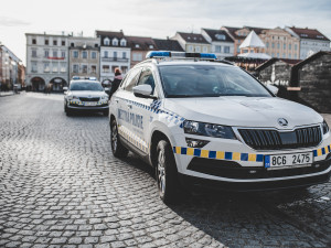 Neděli bez aut na budějckém náměstí někteří řidiči nerespektují, odtahová služba už odtáhla přes dvacet aut