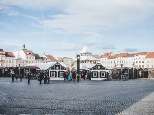 Neděli bez aut na budějckém náměstí někteří řidiči nerespektují, odtahová služba už odtáhla přes dvacet aut