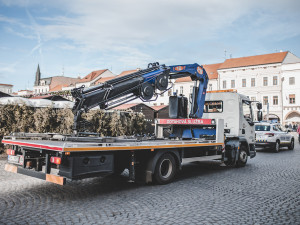 Neděli bez aut na budějckém náměstí někteří řidiči nerespektují, odtahová služba už odtáhla přes dvacet aut