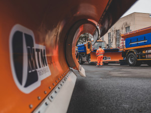 Silničáři převzali novou techniku, na zimu mají připraveno přes 90 tisíc tun posypového materiálu