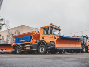 Silničáři převzali novou techniku, na zimu mají připraveno přes 90 tisíc tun posypového materiálu
