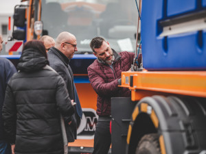 Silničáři převzali novou techniku, na zimu mají připraveno přes 90 tisíc tun posypového materiálu