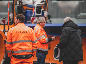 Silničáři převzali novou techniku, na zimu mají připraveno přes 90 tisíc tun posypového materiálu