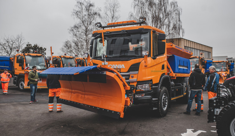 Silničáři převzali novou techniku, na zimu mají připraveno přes 90 tisíc tun posypového materiálu