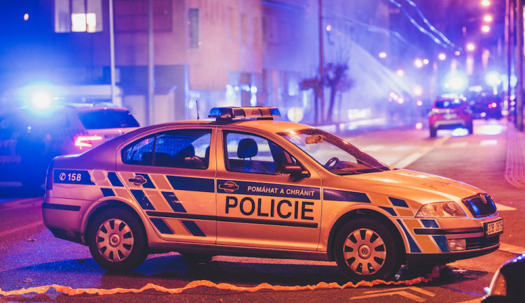 Ukradl dvě kabelky, z platebních karet chtěl vybírat hotovost. Po pachateli pátrá policie