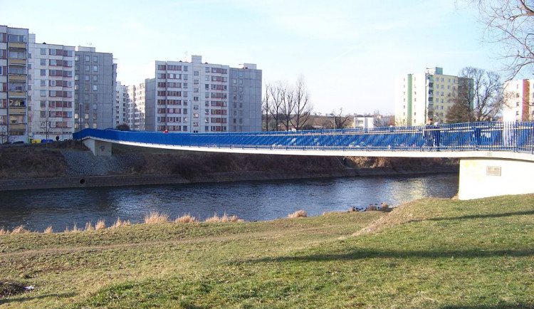 Písek zavřel lávku přes Otavu, musí prověřit stav nosných lan