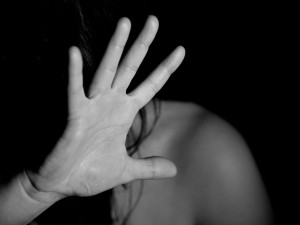 Agresor psychicky a fyzicky týral svou přítelkyni, hrozí mu až osm let ve vězení