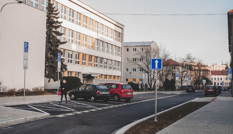 Rekonstrukce části Nerudovky je hotová. Řidiči musí počítat s novou jednosměrkou