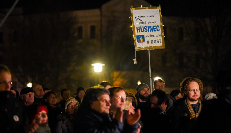 Proti Babišovi protestovaly v Budějcích stovky lidí. Připojili se i politici