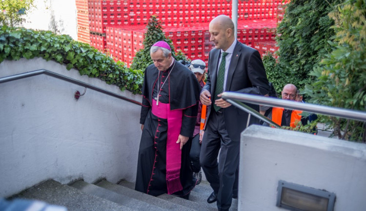 Biskup Kročil: Lidé si chtějí udržet standard, trpí tím vztahy