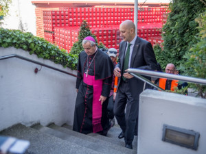 Biskup Kročil: Lidé si chtějí udržet standard, trpí tím vztahy