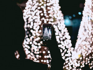 Češi si na Štědrý den volali více, přáli si přes sociální sítě