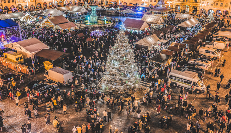 Vánoční strom zůstane na náměstí téměř do poloviny ledna