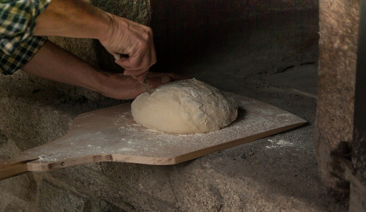 V peci nedaleko zničeného domu v Lenoře se znovu peče chléb