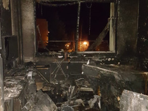 Ve Strakonicích hořel byt, vrtulník do nemocnice transportoval jednu zraněnou osobu