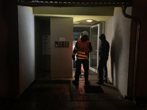 Ve Strakonicích hořel byt, vrtulník do nemocnice transportoval jednu zraněnou osobu