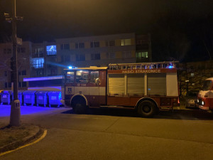 Ve Strakonicích hořel byt, vrtulník do nemocnice transportoval jednu zraněnou osobu