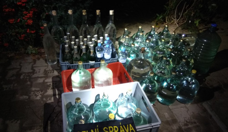 Sedmašedesátiletý muž měl doma nelegální pálenici. Hrozí mu pokuta až deset milionů korun