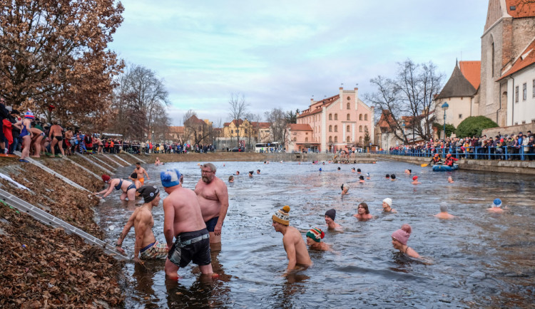 Přes devadesát otužilců se vydalo na tradiční silvestrovský ponor