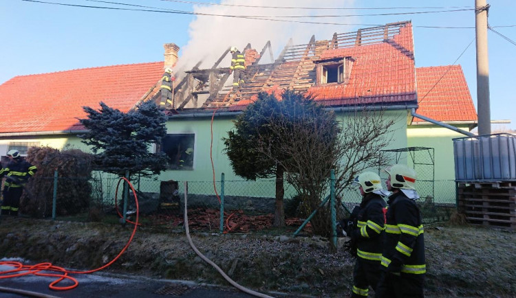 Rodinný dům v Horní Plané zachvátil ráno požár. Hasiči našli v domě mrtvého muže