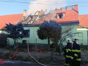 Rodinný dům v Horní Plané zachvátil ráno požár. Hasiči našli v domě mrtvého muže