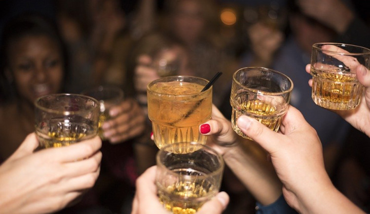 Zákaz prodeje alkoholu mladistvým někteří stále nedodržují