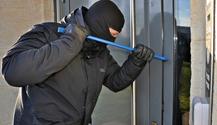 Vypáčil okno bytu a ukradl několik kusů oblečení. Po zloději pátrá policie