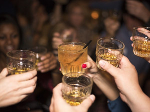 Zákaz prodeje alkoholu mladistvým někteří stále nedodržují