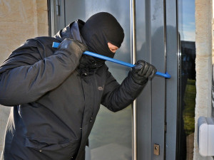 Vypáčil okno bytu a ukradl několik kusů oblečení. Po zloději pátrá policie
