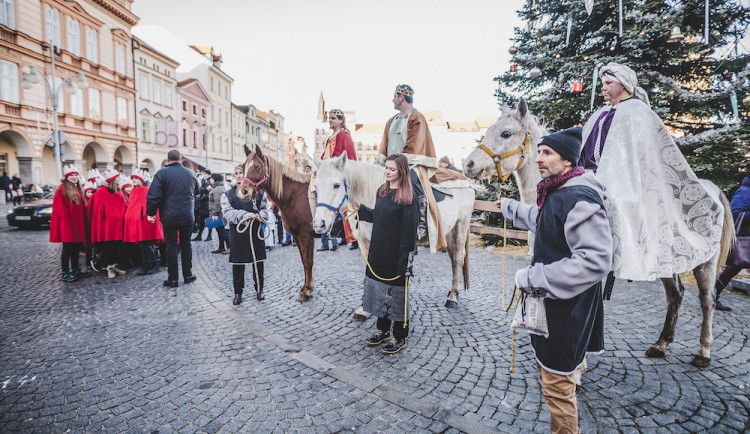 Koledníkům požehnal biskup Kročil. Tříkrálová sbírka v Budějcích začala
