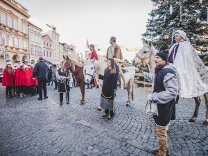Koledníkům požehnal biskup Kročil. Tříkrálová sbírka v Budějcích začala