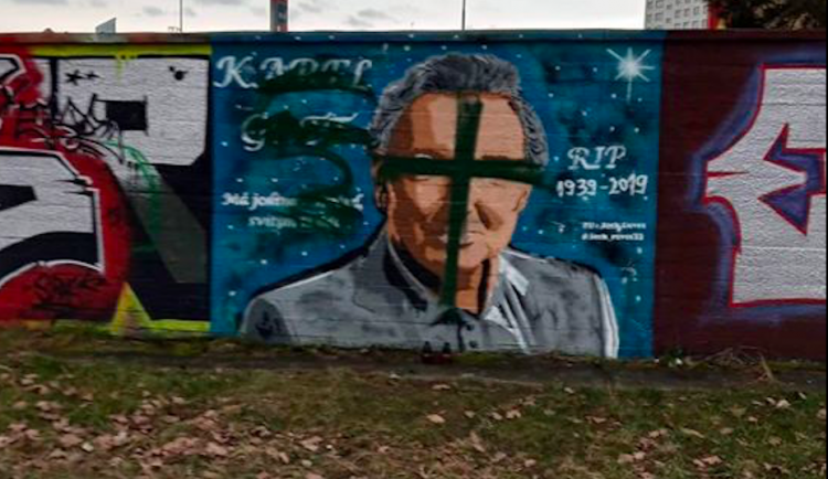 Graffiti Karla Gotta v Budějcích zničil neznámý vandal. Autor slíbil malbu opravit