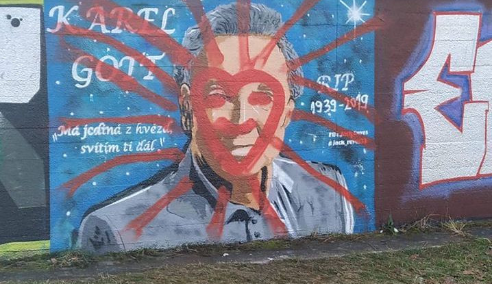 Nedávno opravené grafitti Karla Gotta někdo znovu zničil. Autor se domnívá, že čin je útokem na jeho osobu