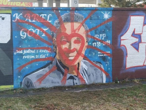 Nedávno opravené grafitti Karla Gotta někdo znovu zničil. Autor se domnívá, že čin je útokem na jeho osobu