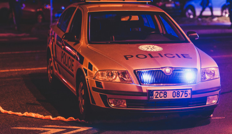 Devatenáctiletý mladík se snažil ujet policii. Řídil opilý, nebyl připoutaný a neměl doklady