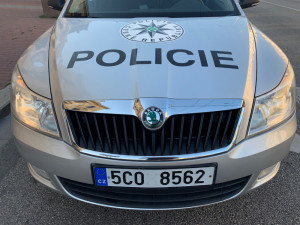 Mladík skákal v Budějcích po autě, škoda je sto tisíc