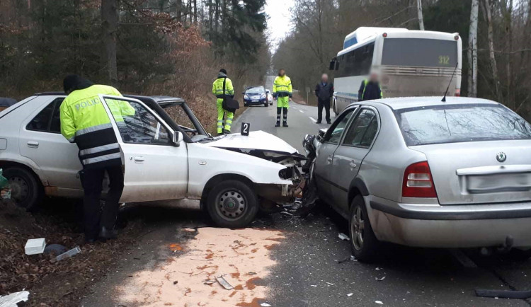 FOTO: Řidička předjížděla v kopci na Brněnsku autobus, čelně se srazila s protijedoucí Felicií