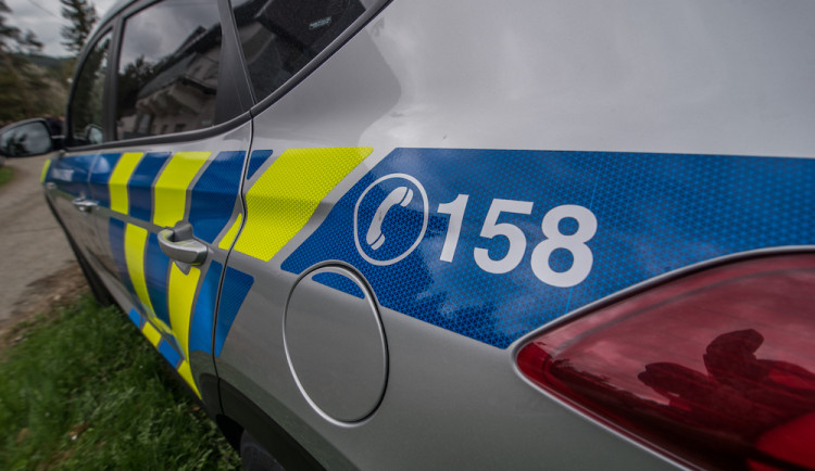 Vandal vnikl do novostavby, kde zničil výtah a vytopil dvě patra. Škoda přesáhla milion korun