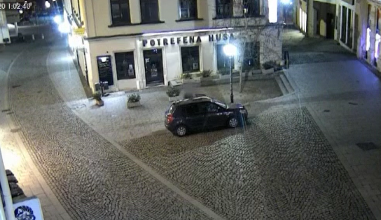 VIDEO: Řidič dostal na Starobrněnské botičku. I přes vyslovený zákaz nasedl do auta a na Pekařské naboural koš