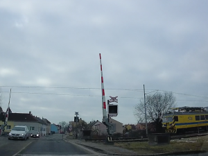 VIDEO: Na některých železničních přejezdech v Budějcích dochází k výlukám, řidiči by měli dbát zvýšené pozornosti