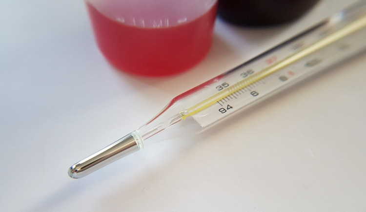 Chřipka dosáhla v kraji epidemického výskytu, zemřelo dítě