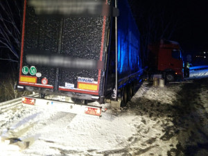 Silnice I/4 je u Vimperku neprůjezdná, vzpříčil se tam kamion